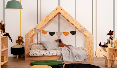 Holzbett-Haus MOON G mit Dachfenster aus Kiefernsperrholz in lackierter Holzfarbe
